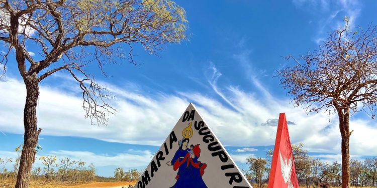 O pequeno monumento avisa que o visitante se aproxima de solo preservado pela fé – Foto: Kamila Lopes