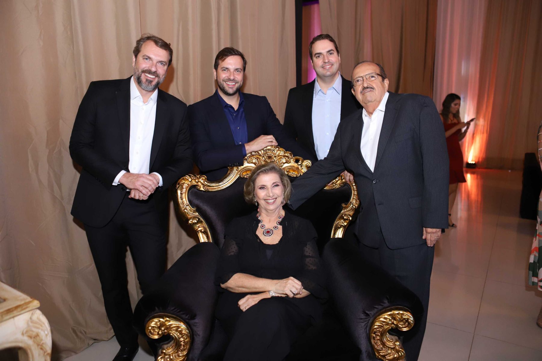 Os sócios da empresa SuperClínica, há 20 anos pioneira na democratização da saúde, na foto com os pais Lourdinha e Dr. Arthur Almeida e o irmão Henrique Almeida - Foto: Divulgação