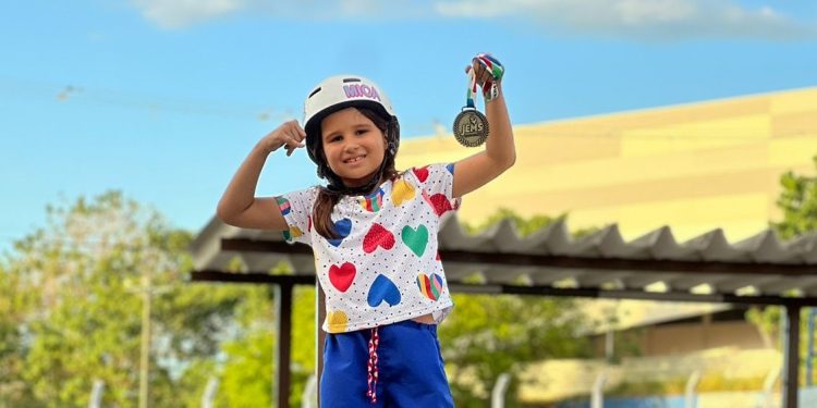 Mica Camarão como é carinhosamente chamada com a medalha do Jem’s pela Escola Crescimento – Foto: Divulgação