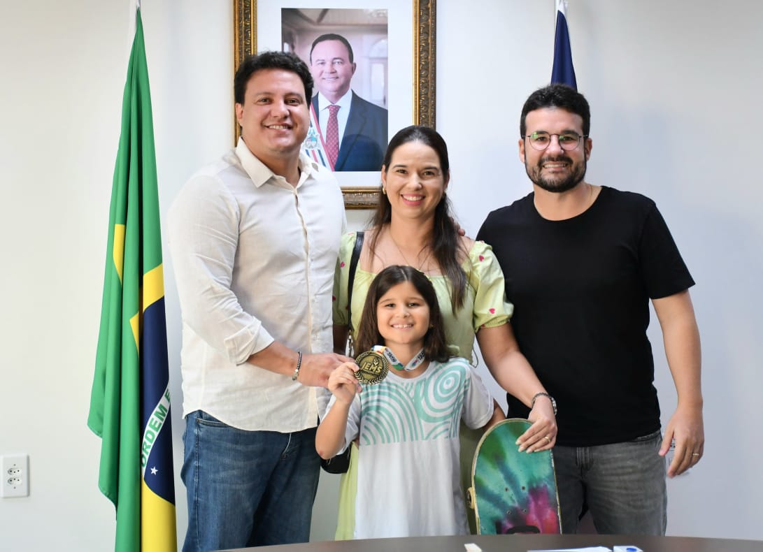 A atleta foi recebida pelo vice-governador Felipe Camarão. Na foto, Felipe Camarão, o pai Michael Camarão e a mãe Siegrid Piders Camarão – Foto: Divulgação