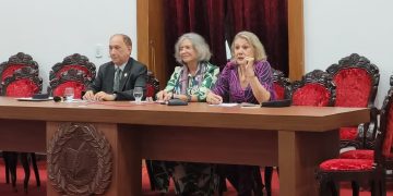 Ana Miranda, ladeada por Lourival Serejo e Ceres Fernandes – Foto: Divulgação