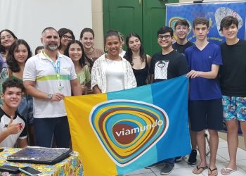 Estudantes Estrangeiros recepcionados pela Via Mundo visitam Centro Histórico de São Luís. No detalhe, o Secretário Municipal de Turismo, Saulo Santos recebendo os intercambistas – Foto: Divulgação