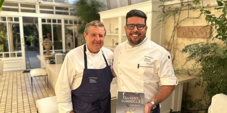 Um dos mais conceituados Chefs do mundo, o francês Laurent Suaudeau, que comanda em São Paulo a Escola das Artes Culinárias, na foto com o aluno maranhense Werther Bandeira, proprietário do restaurante Villa do Vinho Bistrô - Foto: Divulgação