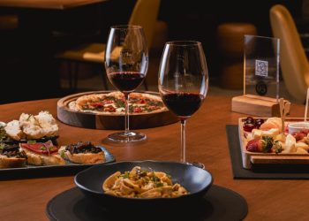 No cardápio de comidinhas, além de massas, risotos, pizzas e tábuas de charcutaria, há bruschettas e sobremesas, entre elas a trufa de espumante servida com uma taça da bebida - Foto: Junior Mateo