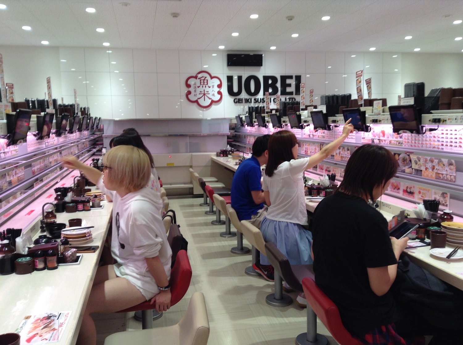 Os restaurantes futuristas com esteiras com comidas em trilho - Foto: Divulgação