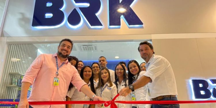  O Gerente Comercial Raniere Paiva e o Diretor da BRK Maranhão Otávio Junaqueira na inauguração da nova loja da BRK no Pátio Norte Shopping - Foto: Divulgação