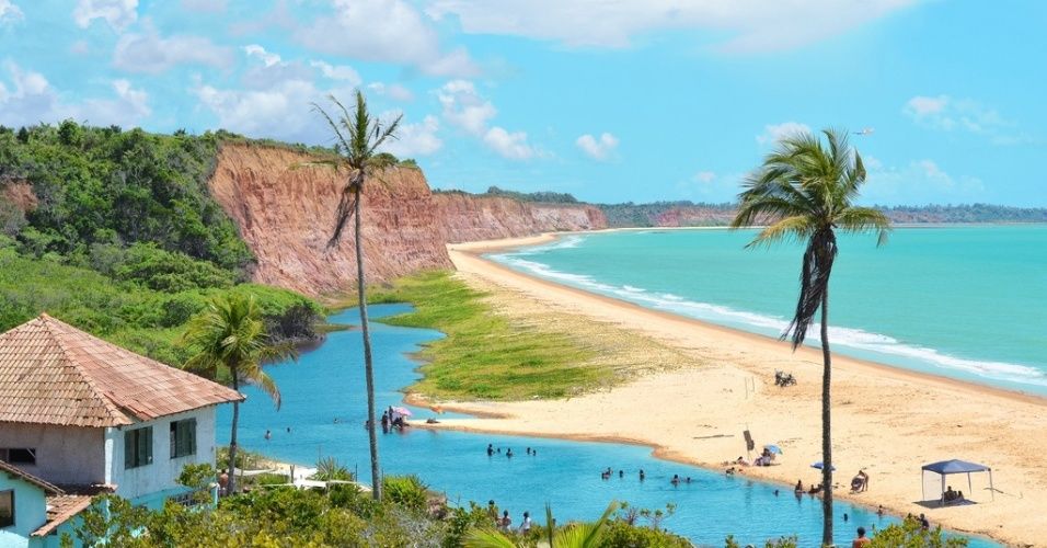 Falésias são um cenário comum em algumas praias no litoral de Prado – Foto: Divulgação