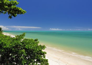 O extenso litoral de Prado e suas águas esverdeadas - Foto: Divulgação