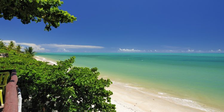 O extenso litoral de Prado e suas águas esverdeadas - Foto: Divulgação