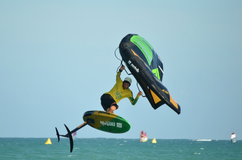 Modalidade Wingfoil combina elementos de windsurf e kitesurfe: Foto - Guiga Paiva