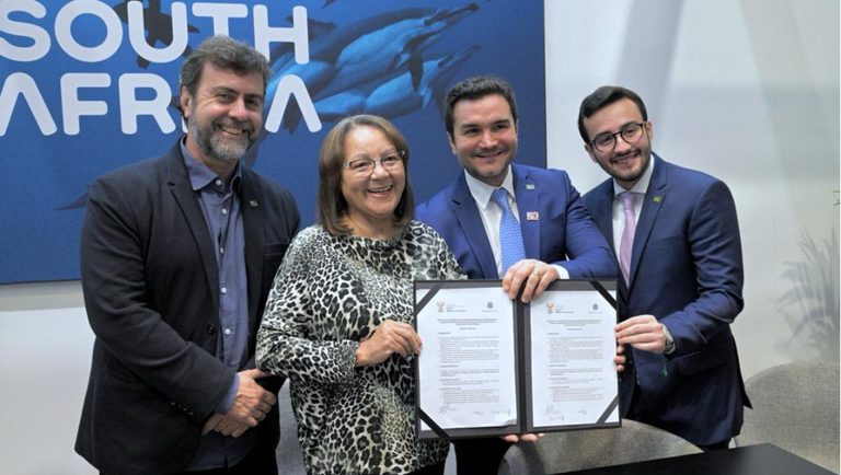 O ministro do Turismo do Brasil, Celso Sabino, e a ministra do Turismo da África do Sul, Patrícia de Lille, durante assinatura - Foto: Divulgação