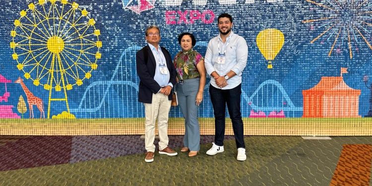 Atentos as inovações da IAAPA Expo 2023, em Orlando, na Flórida: Carlos, Mara e Pablo Madeira (Valparaíso Adventure Park) vislumbram novas atrações para o empreendimento maranhense localizado no município de Paço do Lumiar - Foto: Divulgação