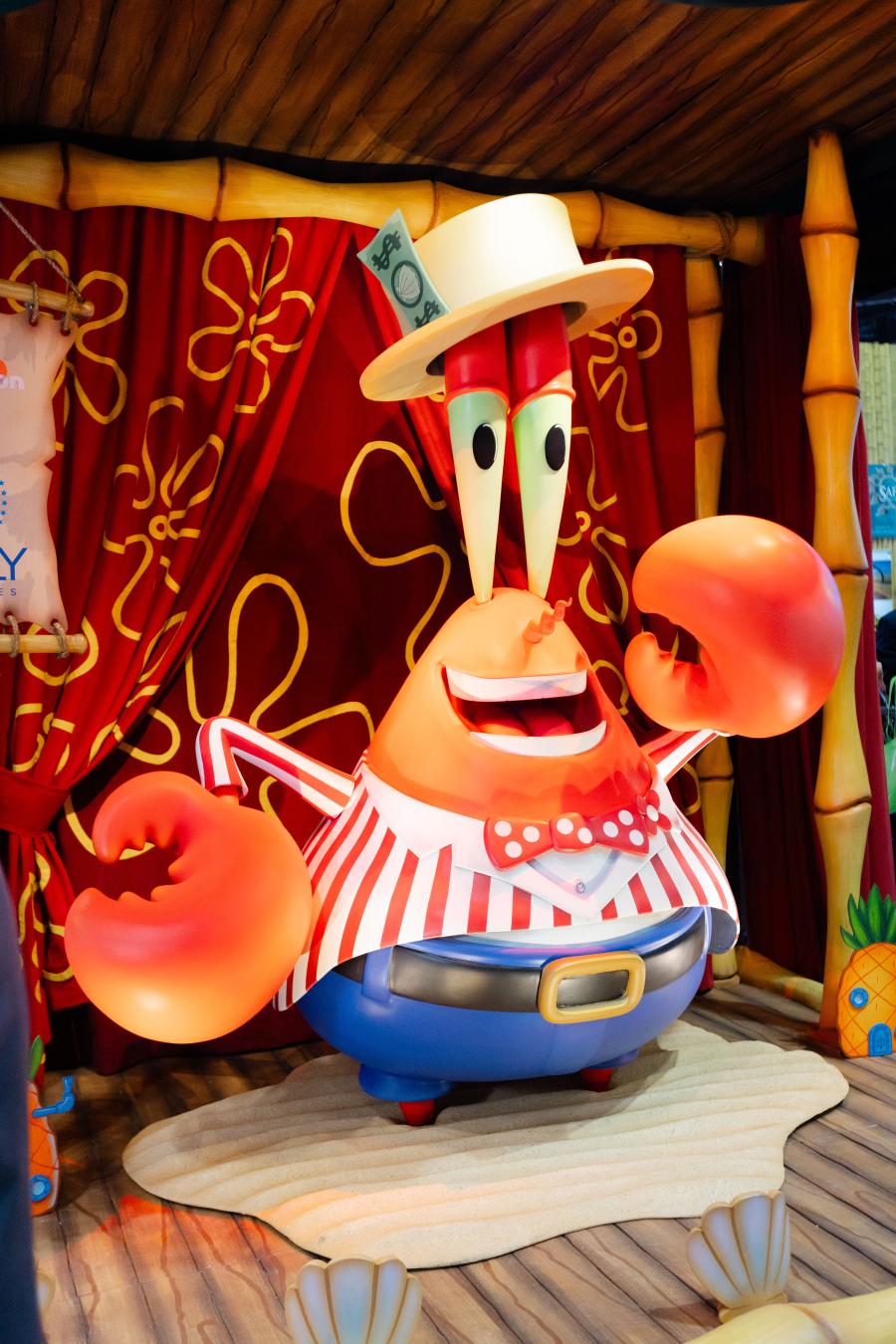 O animatrônico do Sr. Siriguejo recebeu os convidados para participarem do Crazy Carnival Ride do Bob Esponja, um passeio sombrio com jogos intermediários no Circus Circus's the Adventuredome – Foto: Nelson Rodríguez