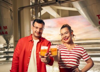 Fernanda Souza em um tour pelos laboratórios da cervejaria 100% nacional - Foto: Divulgação