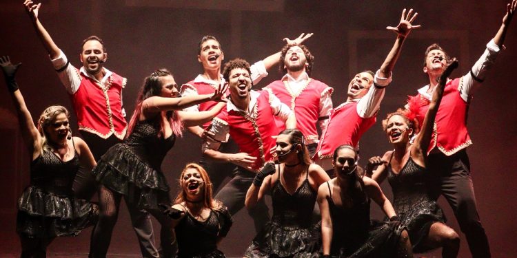 Sucesso do espetáculo “Baile das Artes” no Teatro Arthur Azevedo