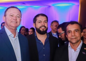 O governador Carlos Brandão, Odilon Duarte (presidente da Associação dos Jovens Empresários do Maranhão) e o presidente do Conselho Deliberativo Estadual do Sebrae no Maranhão, Celso Gonçalo, durante a Expo Indústria – Foto: Divulgação