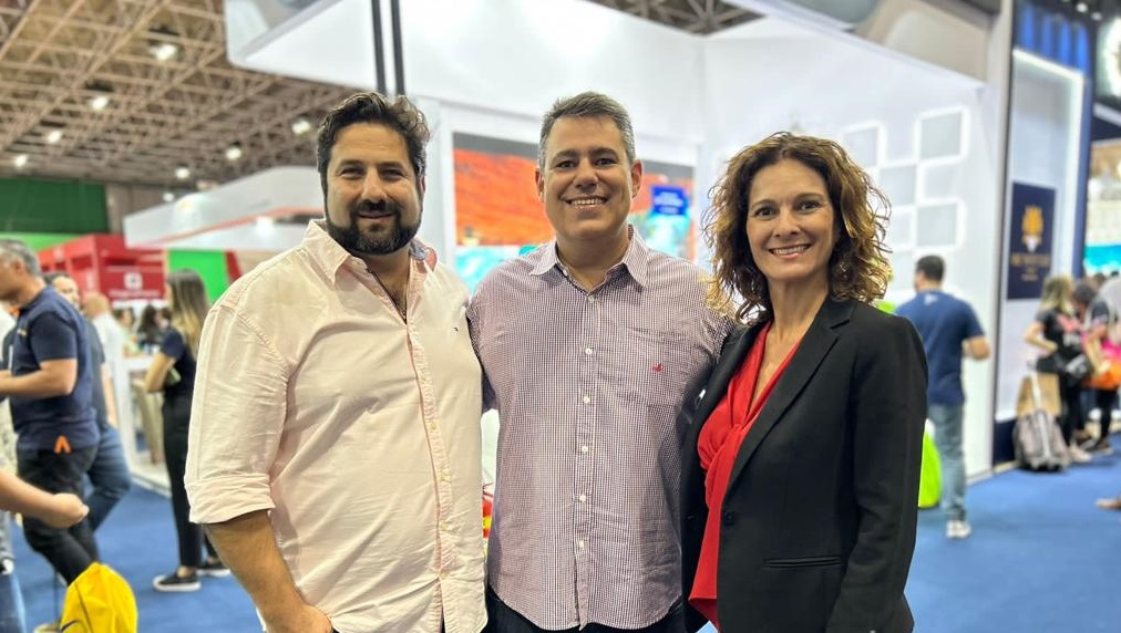 Vítor Bauab (Presidente do Grupo BBG Brasil), Mariana Duque (Managing Director do Grupo Viajes El Corte Inglés) e Eduardo Monteiro (Secretário de Turismo de Maceió) – Foto: Divulgação