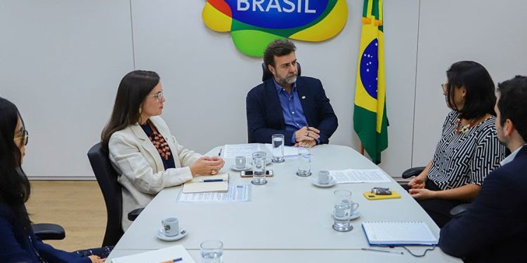 Presidente da Embratur, Marcelo Freixo, em reunião com a secretária de Comércio Exterior do Ministério do Desenvolvimento, Indústria, Comércio e Serviços (MDIC), Tatiana Prazeres, para alinhar estratégia para potencializar o turismo brasileiro no exterior - Foto: Renato Vaz