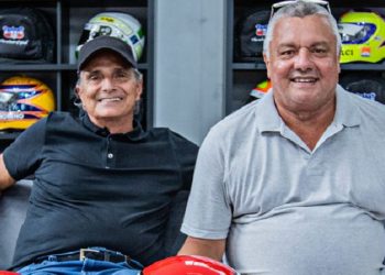 Exposição apresenta equipamentos de Nelson Piquet, Emerson Fittipaldi e Rubens Barrichello, além do ícone e maior corredor de automobilismo do país, Ayrton Senna, todos desenhados pelo grande artista Sid Mosca, falecido em 2011 – Foto: Divulgação