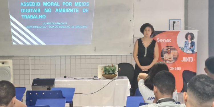 A juíza do Trabalho, Liliane de Lima Silva mediando a palestra “Assédio Moral por Meios Digitais no Ambiente de Trabalho – Foto: Ascom/Senac