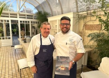 Um dos mais conceituados Chefs do mundo, o francês Laurent Suaudeau, que comanda em São Paulo a Escola das Artes Culinárias, na foto com o aluno maranhense Werther Bandeira, proprietário do restaurante Villa do Vinho Bistrô – Foto: Divulgação