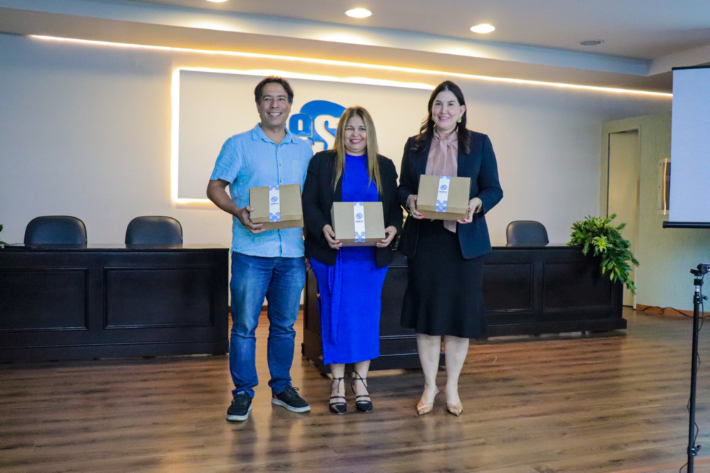 Prof. Me. Thiago Nelson Faria dos Reis com a Diretora Geral do CEST Profa. Ma. Maria de Nazareth Mendes e a Vice – Diretora Geral Dra. Maria da Conceição Melo Rolim na Semana do Livro do CEST – Foto: Divulgação