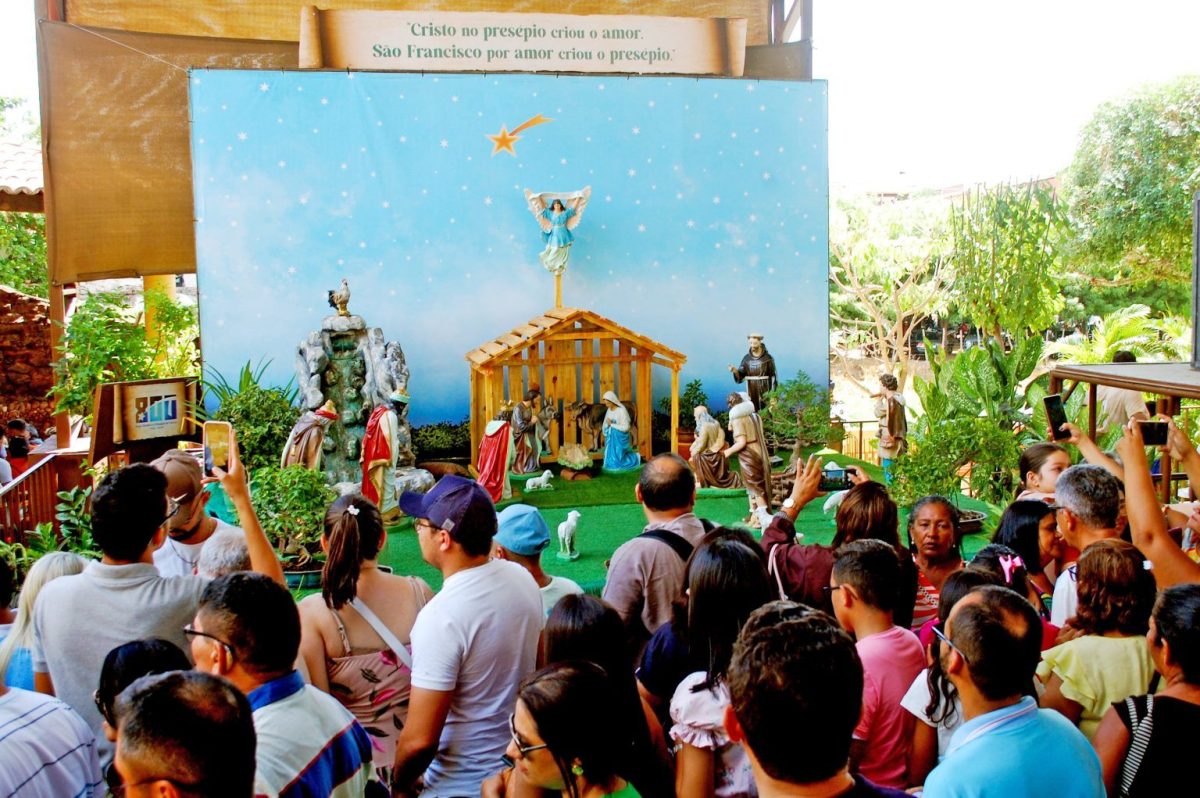 Um grande fluxo de turistas visitam as dependências da Basílica para observarem os presépios e as decorações natalinas - Foto: Rogério Sales