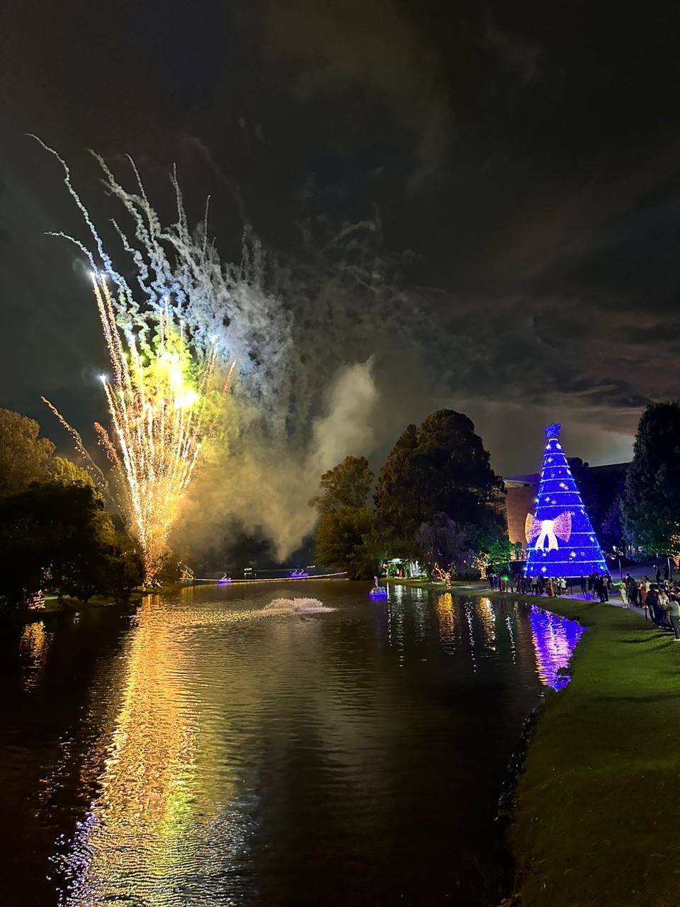 Decorações diversas, árvore gigante, ponte iluminada, três praças de alimentação e pedalinho no Lago iluminado, estão entre as diversas atrações da Constelação de Natal – Foto: Divulgação