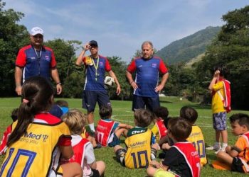 As aulas são para crianças de 6 a 15 anos de idade e são supervisionadas por profissionais treinados pelo próprio craque - Foto: Divulgação