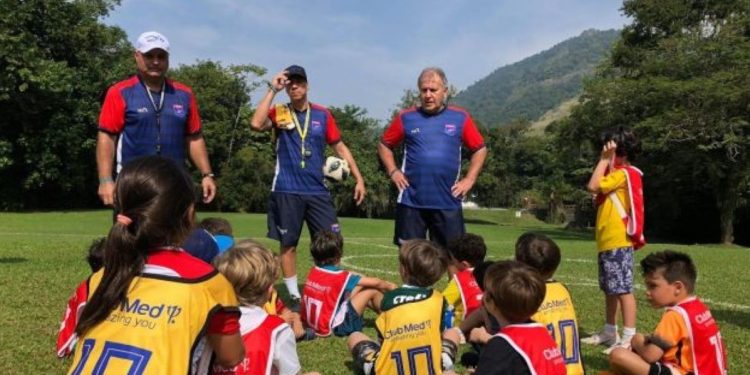 As aulas são para crianças de 6 a 15 anos de idade e são supervisionadas por profissionais treinados pelo próprio craque - Foto: Divulgação