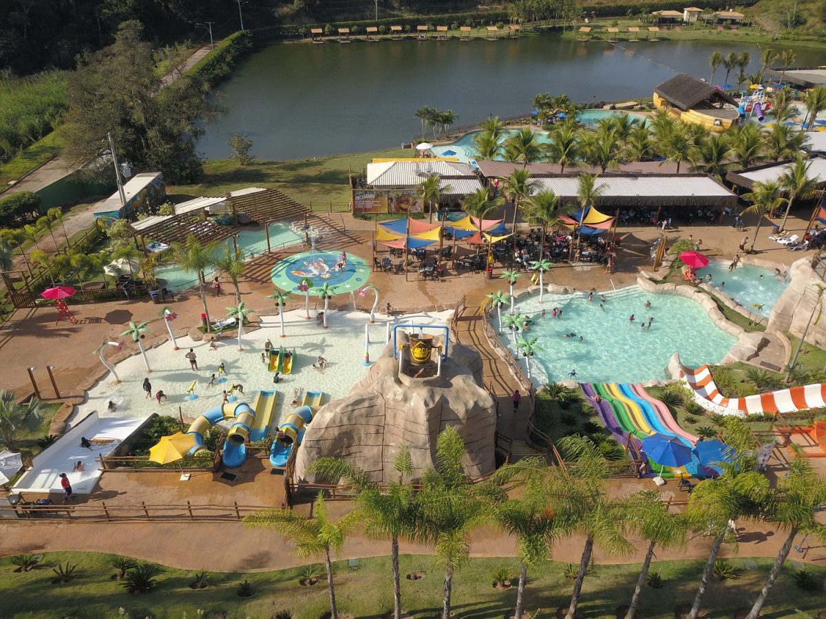 Primando pela sustentabilidade, o Arca Parque conta com áreas arborizadas e um belo lago que proporcionam um clima agradável - Foto: Divulgação