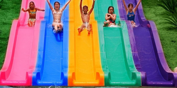 Parques temáticos são uma ótima opção para quem busca diversão e entretenimento. Em tempo de férias as opções se multiplicam com jogos, shows e inúmeras atividades - Foto: Divulgação