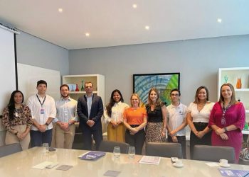 Na foto entre assessores, o dir. do Laboratório Lacmar e conselheiro do Grupo Mercúrio, Vinícius Braid, o dir. do Natus Lumine Hospital e Maternidade, Thiago Fortes e a dir. Geral da UNDB, Rebeca Murad - Foto: Divulgação