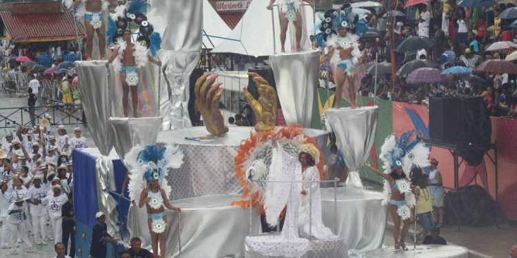 Em 2007, uma linda homenagem da Escola de Samba Turma do Quinto, a "Marrom" Alcione - Foto: Gilson Ferreira