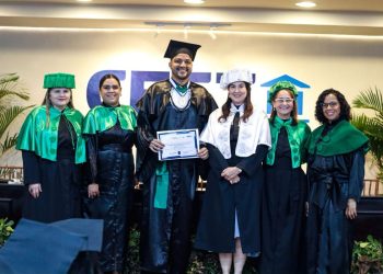 Professora Rosanna Couto (pró-reitora acadêmica); Professora Thalita Veras (curso de Nutrição); o aluno premiado Vinícius Castro; professra Conceição Lima Melo Rolim (reitora em exercício); professora Tereza Medeiros (coordenadora do curso de Nutrição) e professra Elisangela Teixeira (curso de Nutrição) – Foto: Divulgação