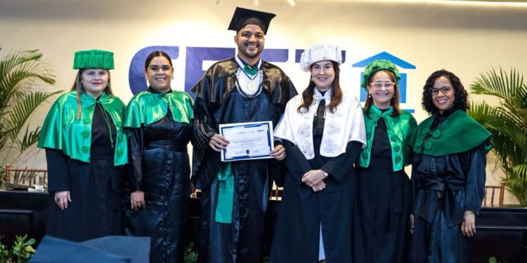 Professora Rosanna Couto (pró-reitora acadêmica); Professora Thalita Veras (curso de Nutrição); o aluno premiado Vinícius Castro; professra Conceição Lima Melo Rolim (reitora em exercício); professora Tereza Medeiros (coordenadora do curso de Nutrição) e professra Elisangela Teixeira (curso de Nutrição) – Foto: Divulgação