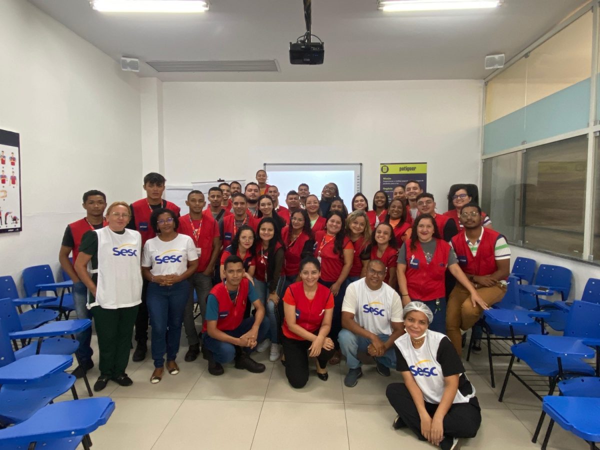 Grupo de colaboradores da Potiguar que participaram das palestras educativas  da psicóloga Karina Muniz; seguida de sessões relaxantes de massoterapia – Foto: Divulgação
