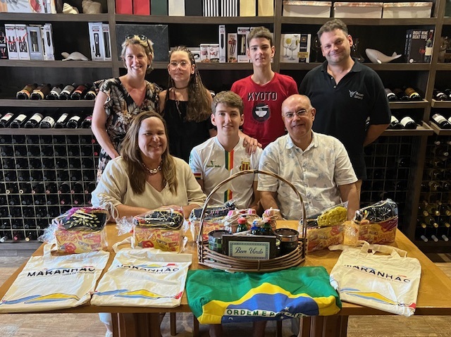 Danielle Vieira e José Domingues Neto entre o intercambista do Rotary Matheo que receberam o casal Cedric e Charlotte Frattacci com os filhos Lenzo e Laly na Villa do Vinho – Foto: Divulgação