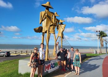 Os Franceses em passeio na praça dos pescadores na Avenida Litorânea – Foto: Divulgação