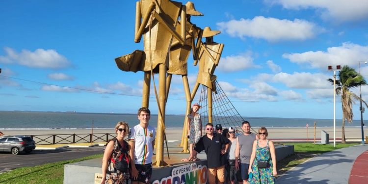 Os Franceses em passeio na praça dos pescadores na Avenida Litorânea – Foto: Divulgação