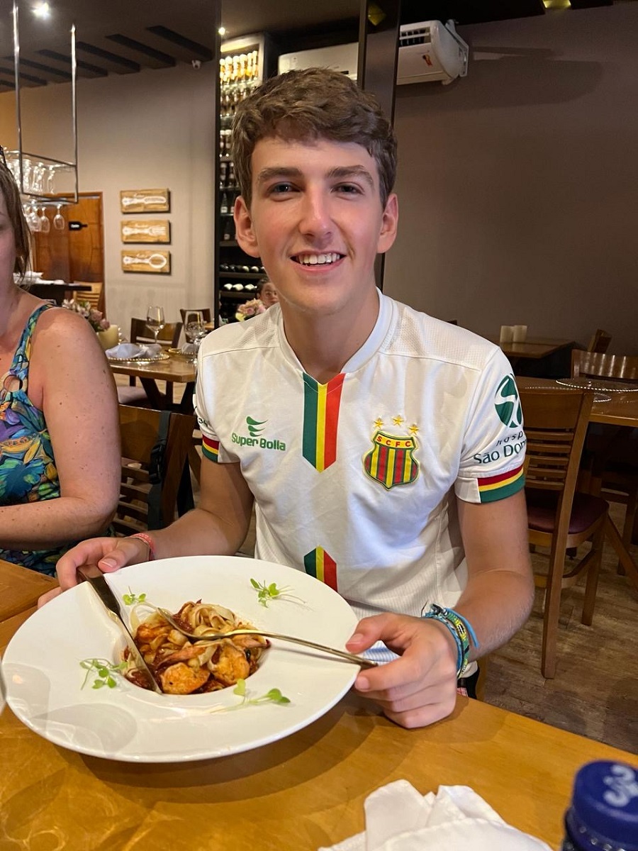 O intercambista do Rotary Club São Luís João Paulo – Distrito 4490 Matheo Frattacci provou as delícias da Villa do Vinho – Foto: Divulgação