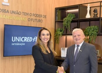 A gerente da unidade de SL, Henrylene Carneiro, e o presidente da Unicred Integração, Hélio Ramos – Foto: Divulgação