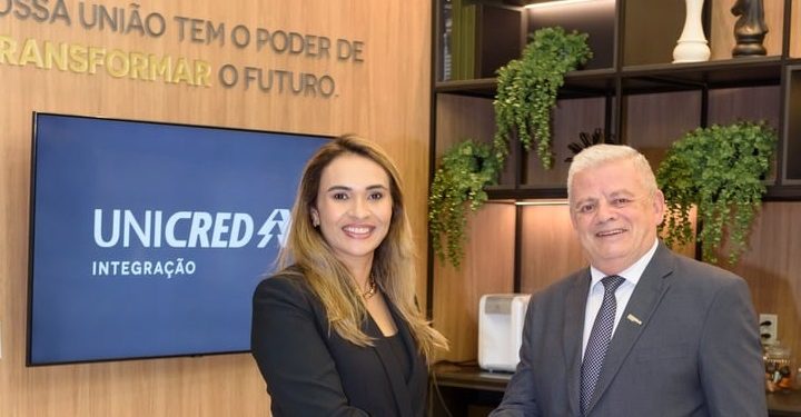 A gerente da unidade de SL, Henrylene Carneiro, e o presidente da Unicred Integração, Hélio Ramos – Foto: Divulgação