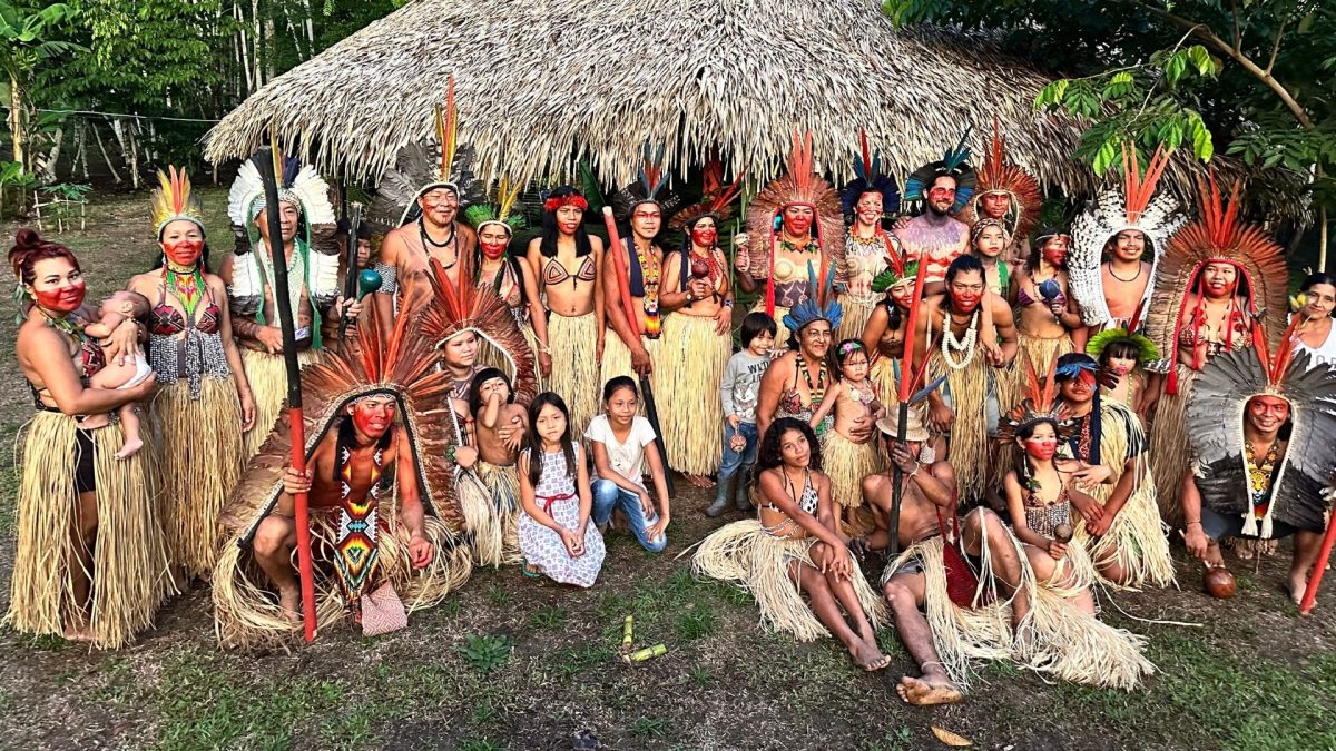 Aldeia Shanenawa, vivências com banhos ritualísticos de ervas e de argila, pintura corporal, consagração de medicinas da floresta – Foto: Divulgação