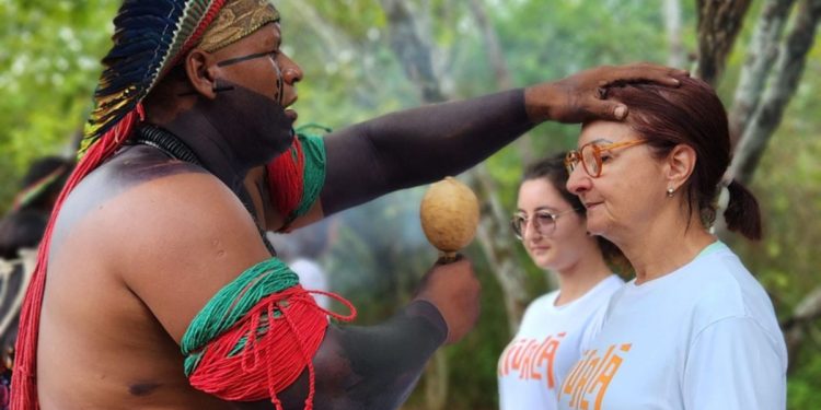 Experiências em meio aos povos indígenas atrai viajantes do mundo inteiro, que buscam uma profunda conexão com a natureza e a vida nas tribos – Foto: Divulgação