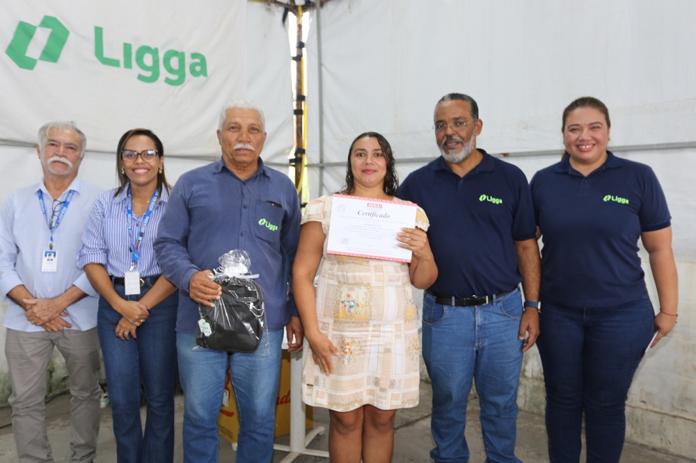 A moradora do Cajueiro Carla Bastos da Costa, que já concluiu seis cursos profissionalizantes ofertados pela Ligga, exibe orgulhosa seu novo diploma entre os representantes do SENAI-MA e dos da Ligga, José Valentim e Lívia Cândice – Foto: Divulgação