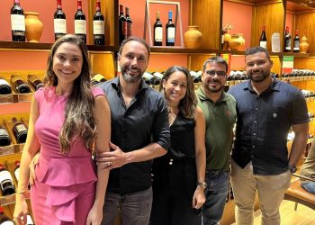Representando o Vila Aty, o empresário Jethro Raposo, acompanhado da esposa Jéssica Eberhart (à esquerda); e, representando o Grand Cru, a gestora Fernanda Oliveira (centro), ladeada pelo marido Antônio Neto, e o sommelier Vinicius Carvalho (à direita) - Foto: João Soares