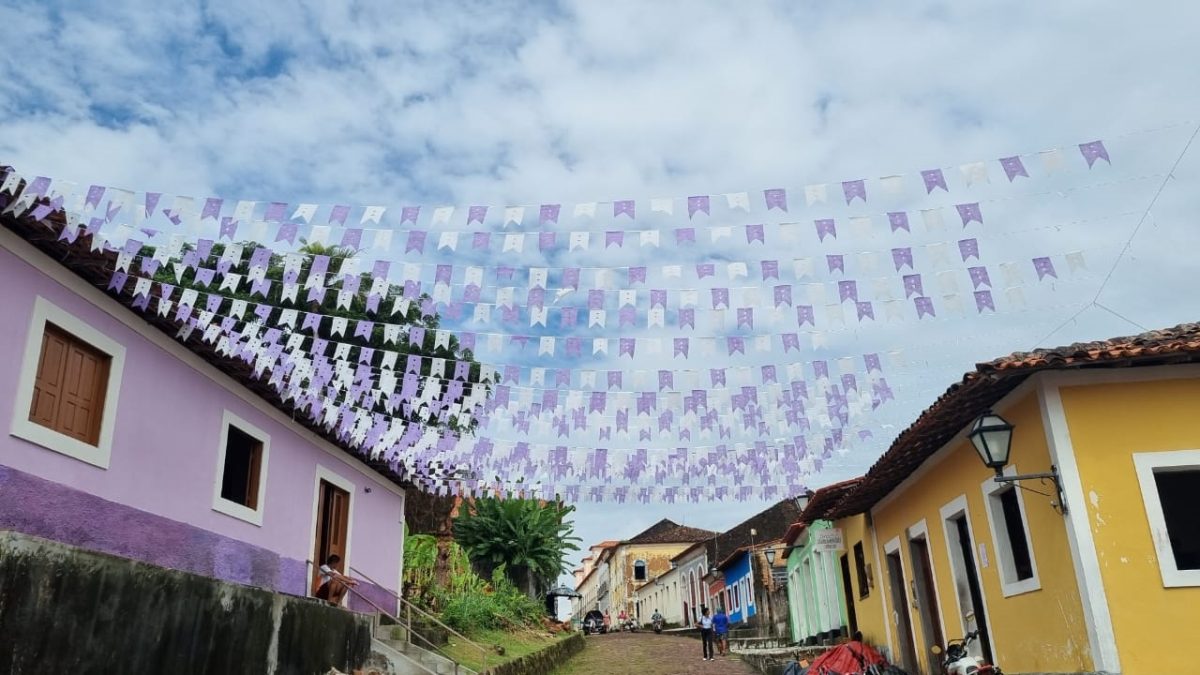 Por entre ruas e becos, o festejo vai revelando a arquitetura histórica de Alcântara – Foto: Marilda Mascarenhas