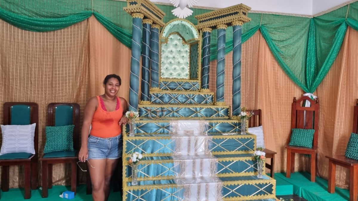 Mordoma Regia da festa Erika Pinheiro no altar da Festa do Divino – Foto: Marilda Mascarenhas