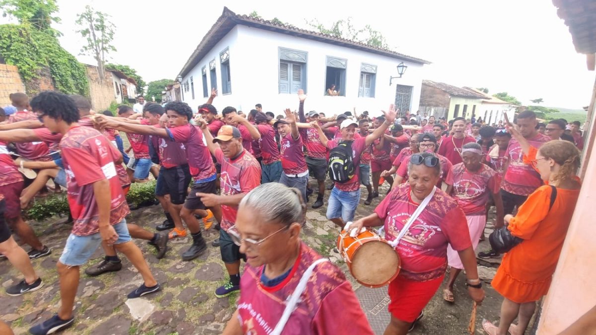 Multidão acompanhou a subida do mastro do Divino Espírito Santo, na tarde de ontem (08), em Alcântara - Foto: Marilda Mascarenhas
